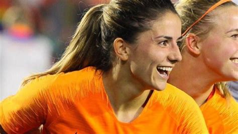 mooiste voetbal vrouwen|De 10 mooiste voetbalvrouwen van de internationale velden